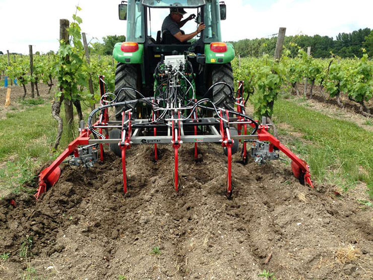 Le cadre vigneron arrière et/ou frontal, est un outil qui facilite l'entretien de la vigne